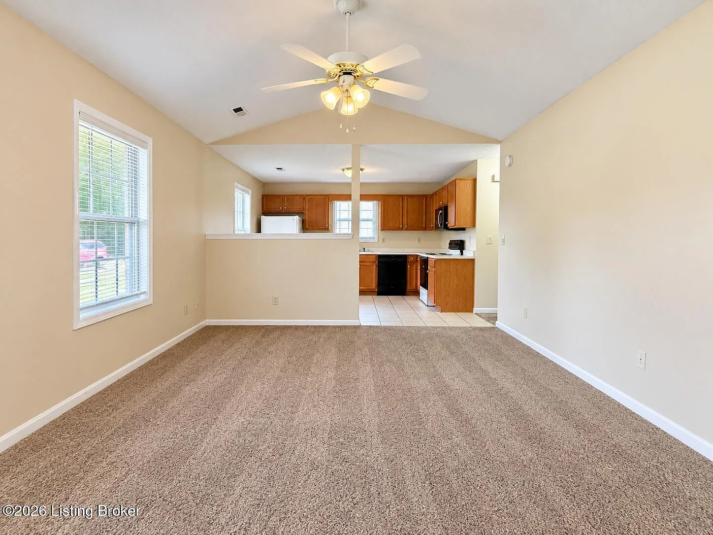 2 bed, 1.0 bath, 917 sqft, $995 — Photo 2