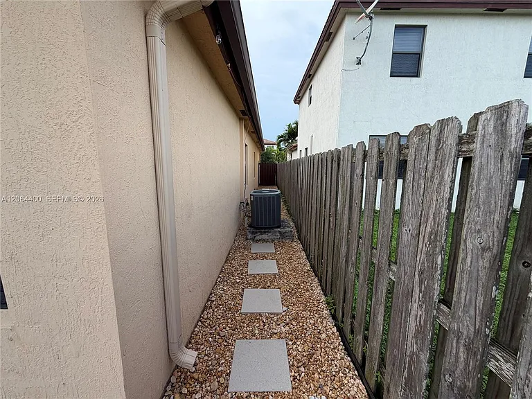 737 SE 37th Pl — Photo 45