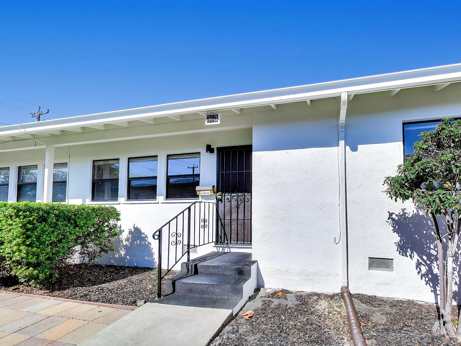 2 bed, 786 sqft, $3,295 — Photo 1