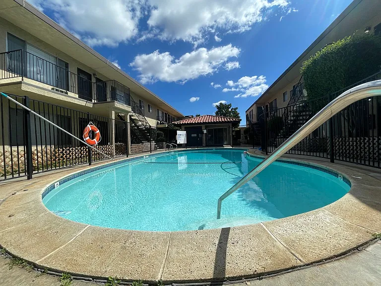 La Paloma Apartments — Photo 6
