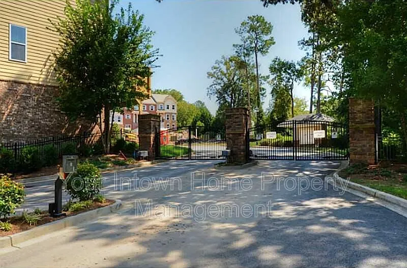 3 bed, 3.5 bath, 2000 sqft, $3,300 — Photo 2