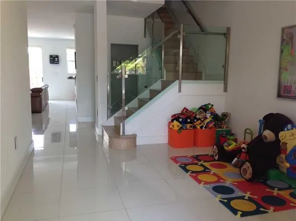 1003 NE 208th St, Miami, FL 33179