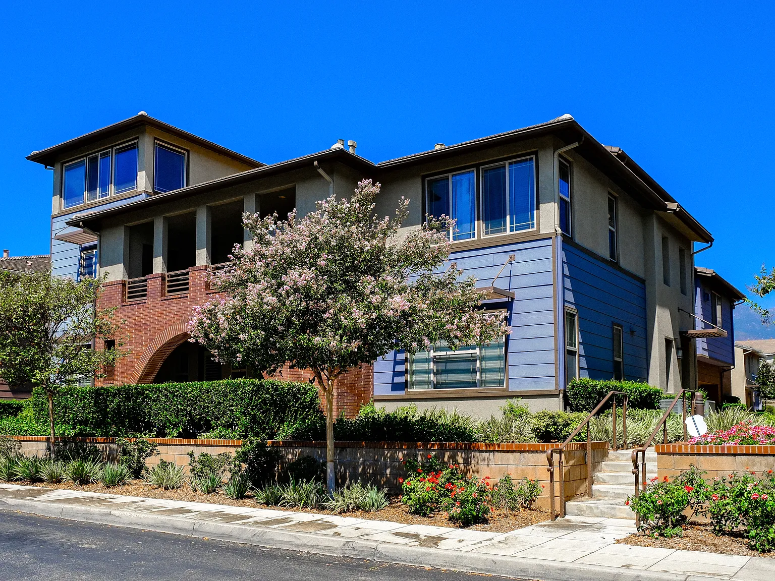 3 bed, 1932 sqft, $3,400 — Photo 3