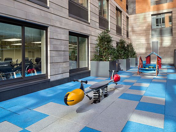 5th image of 530 W 45th St APT 8Q