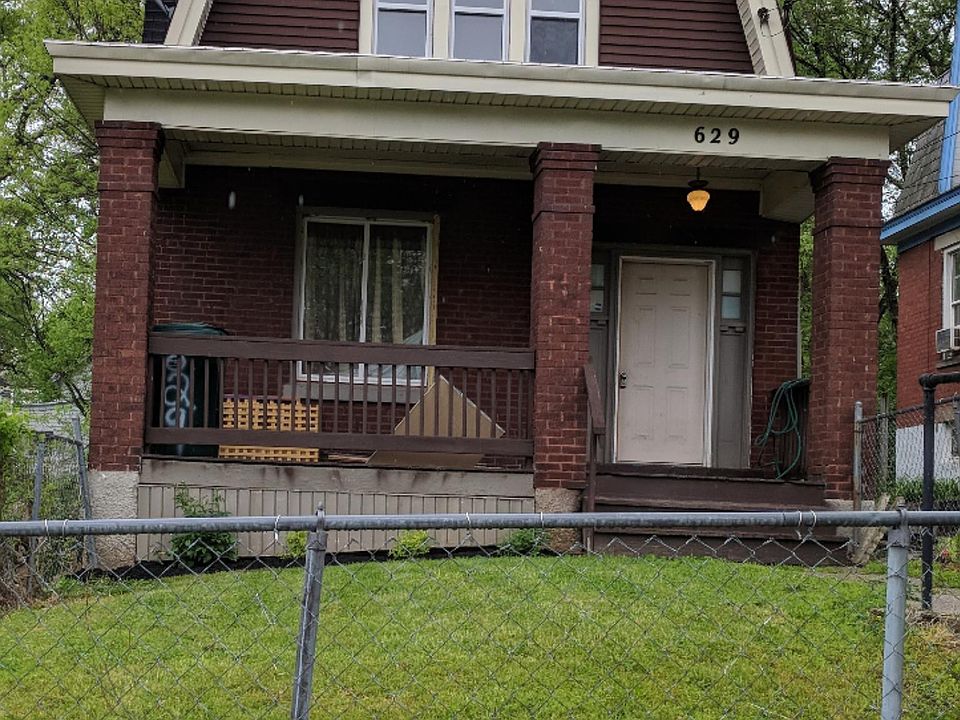 Exterior front fenced yard
