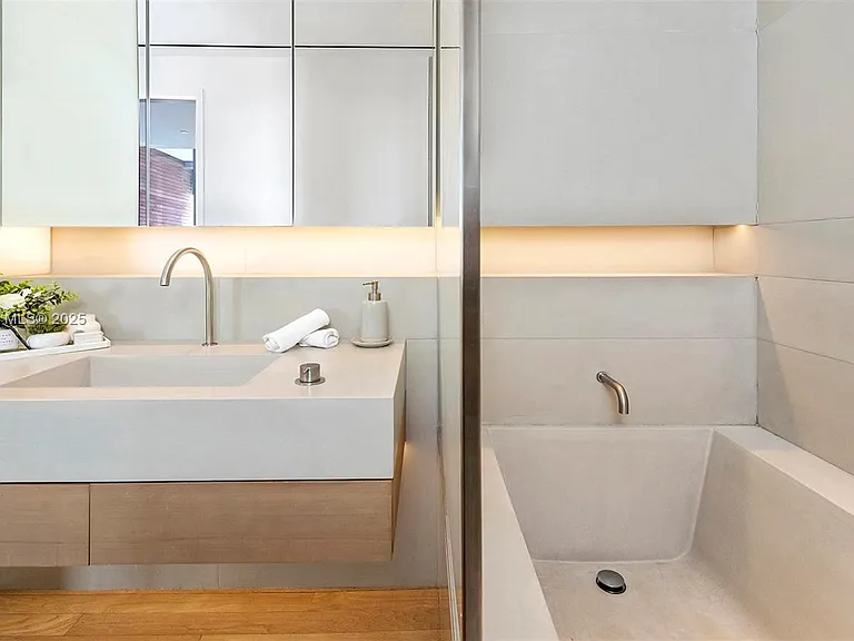 2901 Collins Ave #1403 — Photo 17