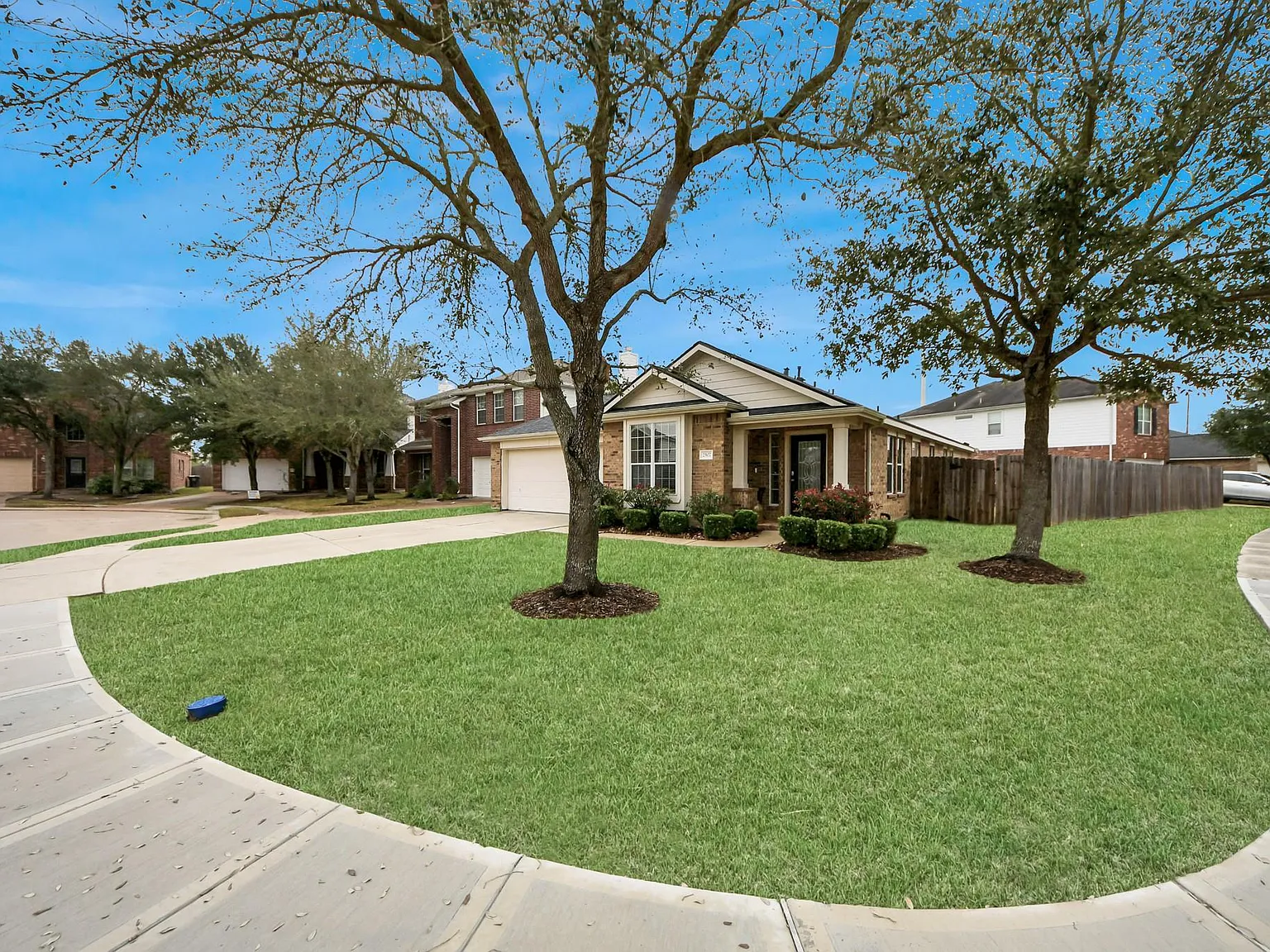 3 bed, 2.0 bath, 2113 sqft, $2,400 — Photo 4