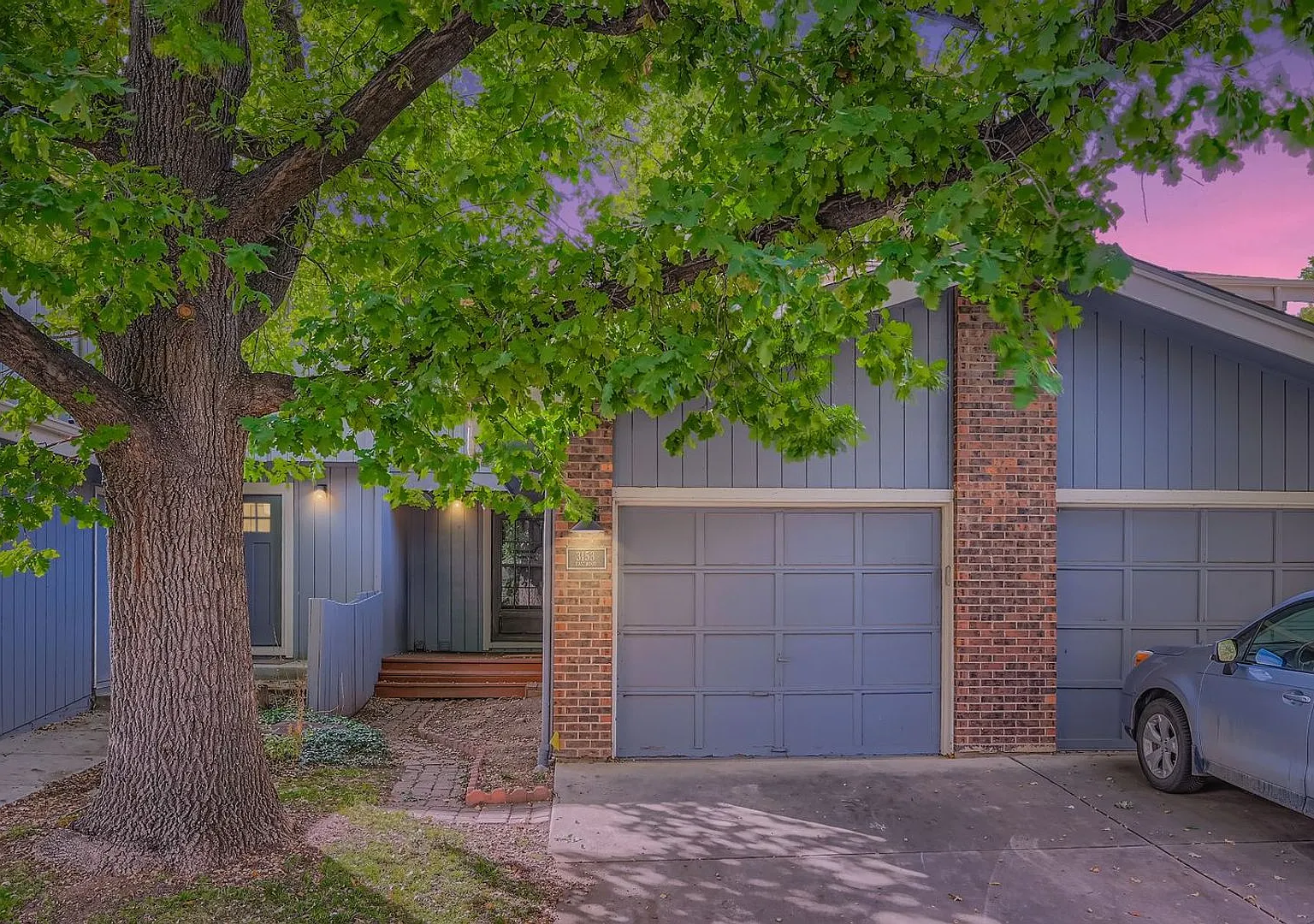 Cozy 4B/2B Unit With Views In East Boulder Available NOW! — Photo 1