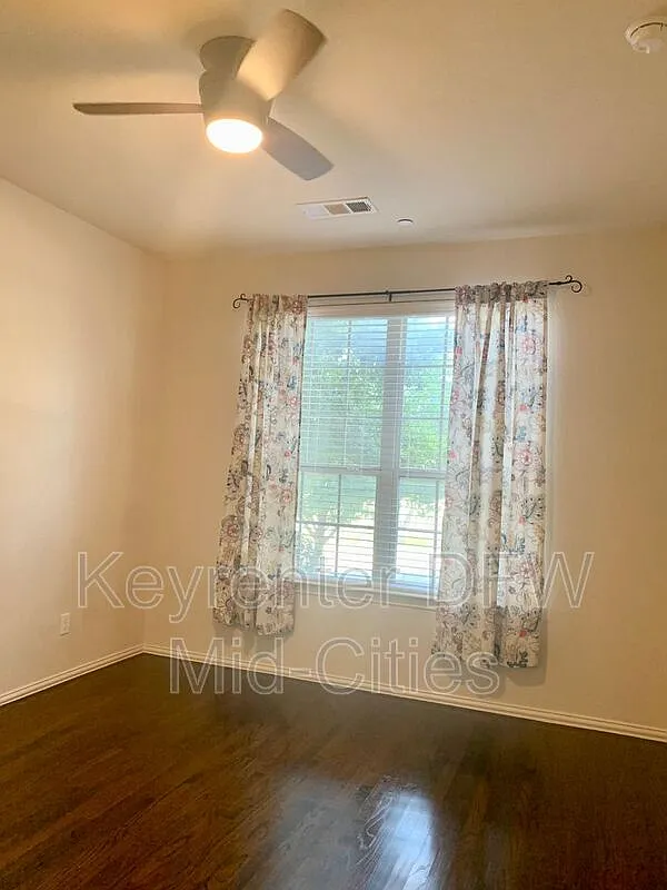 3 bed, 3.0 bath, 2042 sqft, $3,100 — Photo 4