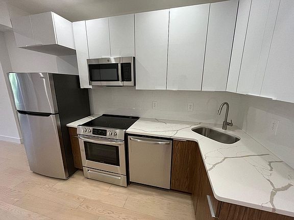 4th image of 231 E 5th St APT 3