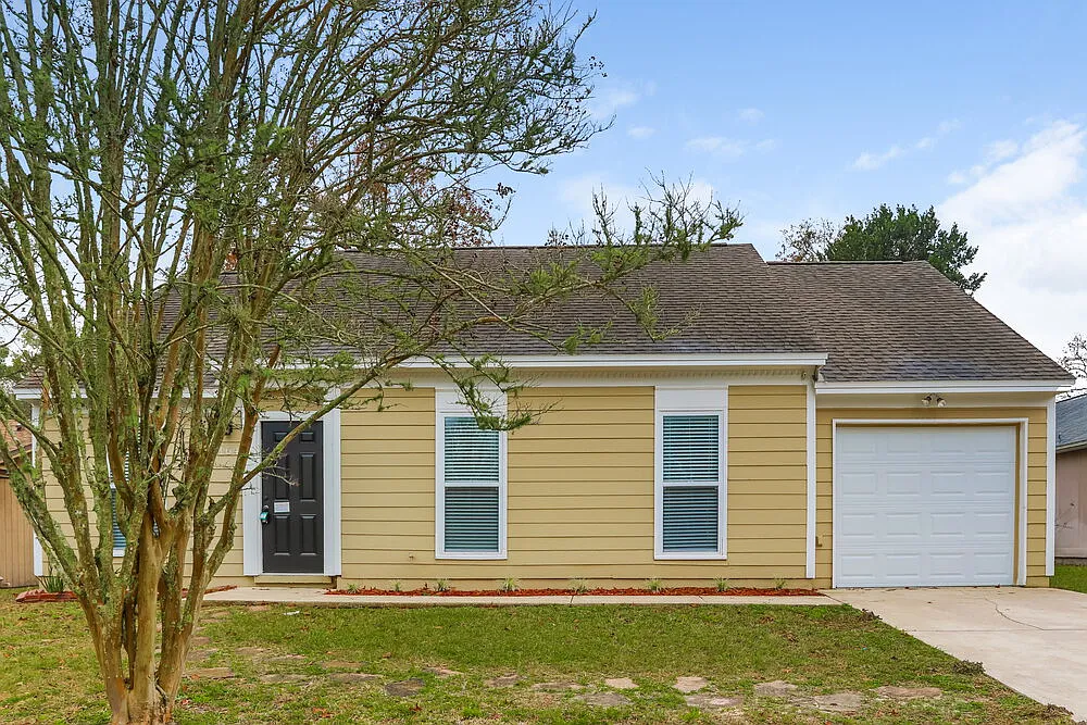 3 bed, 2.0 bath, 1212 sqft, $2,100 — Photo 1