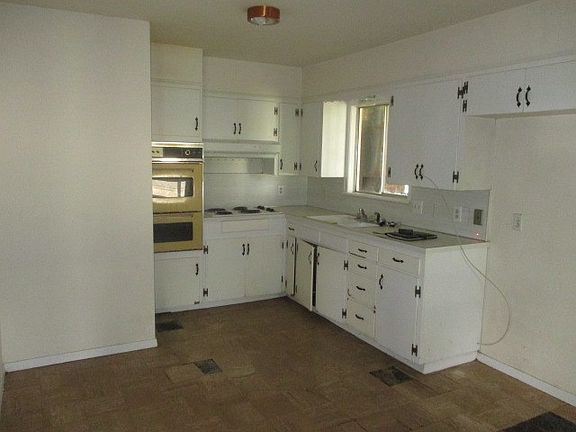 4th image of 2749 Sac Ave