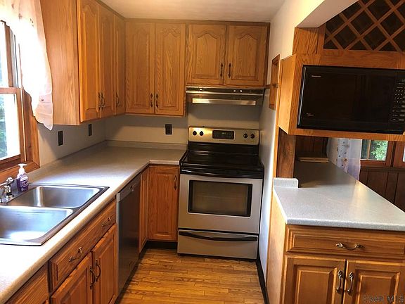4th image of 1823 Oakridge Dr