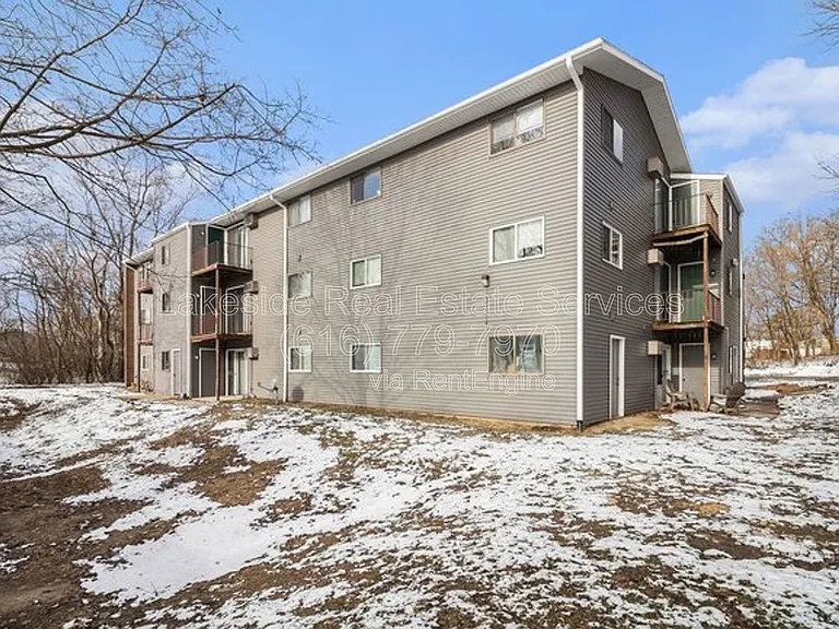 Maple Leaf Apartments — Photo 33