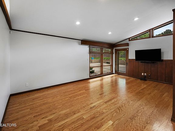 5th image of 828 Abington Ln