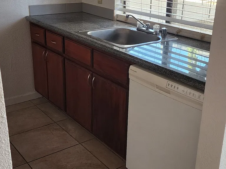 Elm Tree Estates Apartments — Photo 14