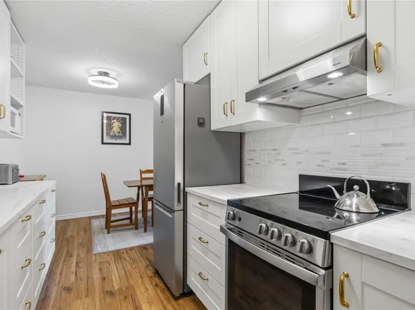 3225 Eldon Pl #220, Saanich, BC V8Z 6A7