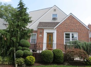 5631 203rd St, Oakland Gardens, NY 11364