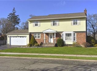 3 Betty St, Syosset, NY 11791