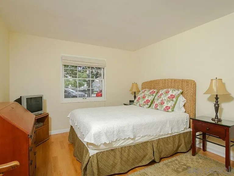 1045 Adella Ave — Photo 19
