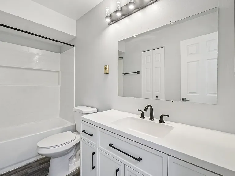 25L (2 Bedroom 1.5 Bath Lakefront)- Main Bathroom