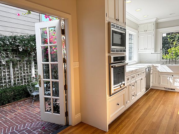 4th image of 2237 Steiner St