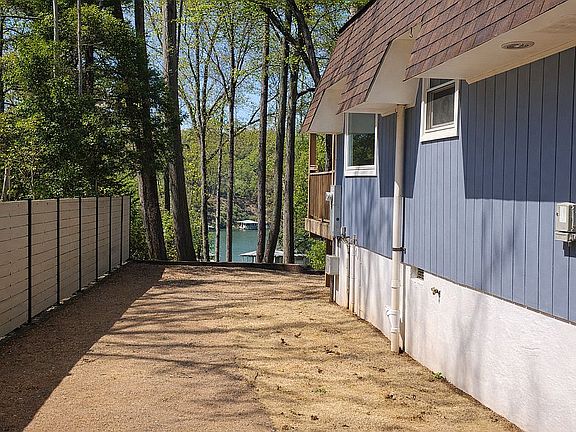 Side yard, w/privacy fence