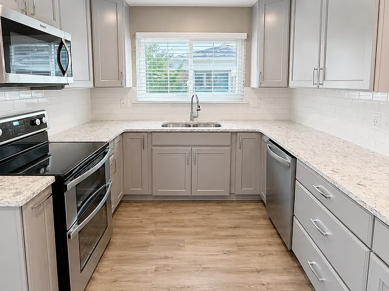 1210 Kenilworth Pl — Photo 5