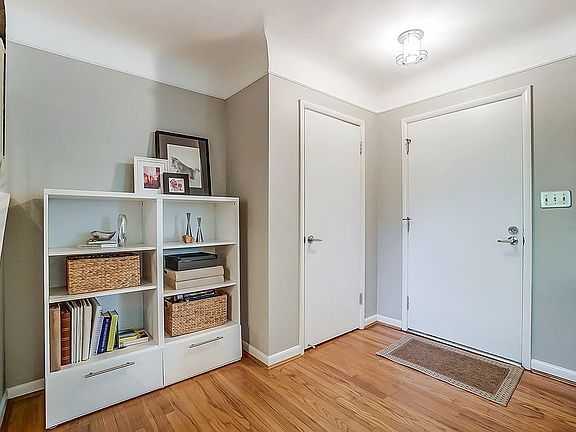 4th image of 1090 Shangrila Dr