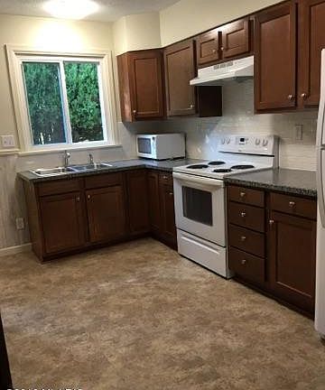 4th image of 521 N Bluff St