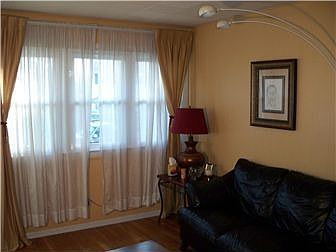 Bright Living Room /Triple Window!