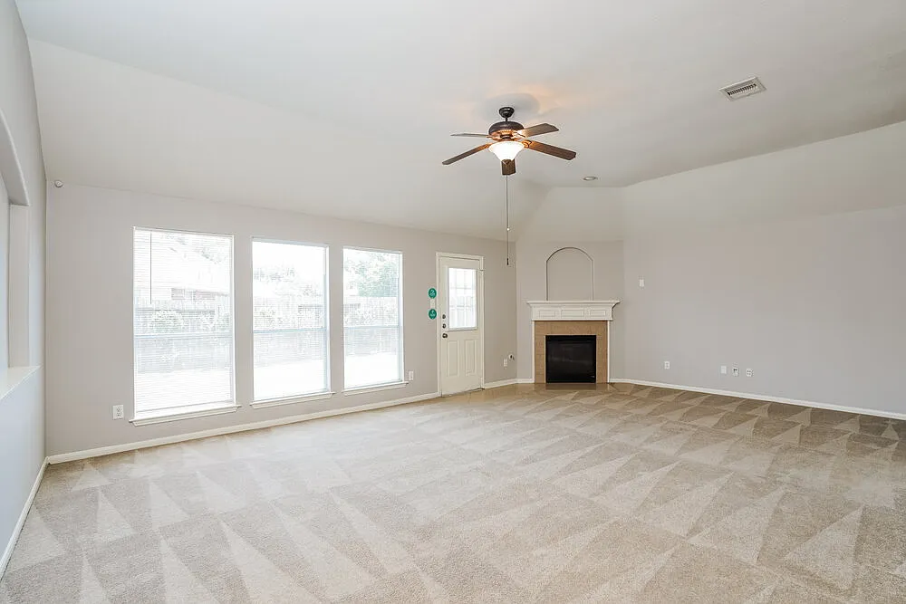 3 bed, 2.0 bath, 2118 sqft, $2,335 — Photo 4