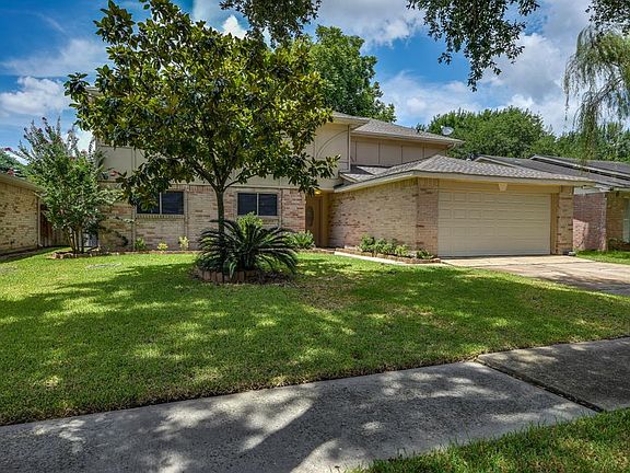 Great curb appeal. Neighborhood pool & playground. Low taxes!