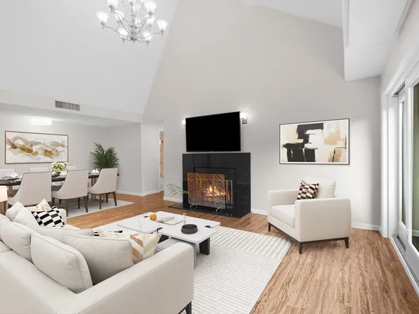 1100 Salem St APT 46, Lynnfield, MA 01940