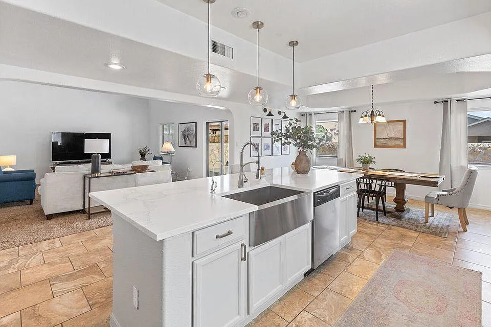 4 bed, 2425 sqft, $2,000 — Photo 3