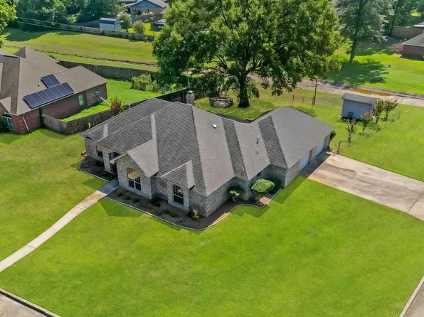 1002 Brown Dr, Wake Village, TX 75501