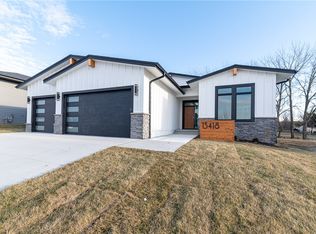 15418 Springbrook Trl, Urbandale, IA 50323
