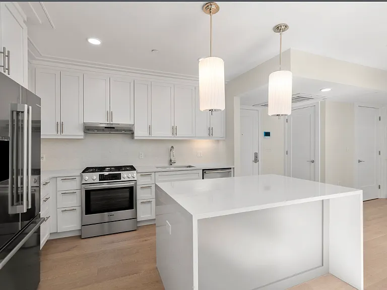 301 Border St #303 — Photo 5