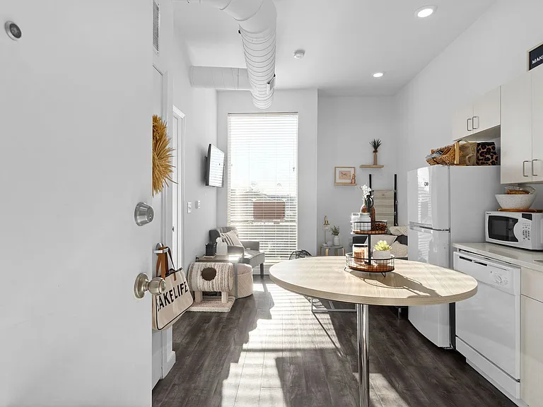 MAIN608 — Photo 3