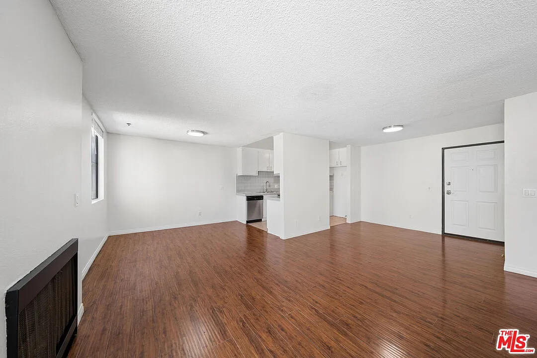 2 bed, 2.0 bath, 1237 sqft, $2,995 — Photo 2