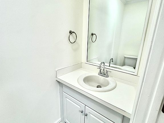 5th image of 73 Manorwood Dr