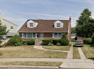 11 Fox Pl, Hicksville, NY 11801