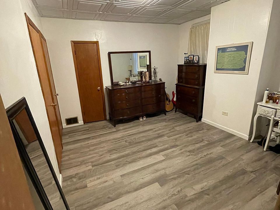 Bedroom 1 (3 closets)