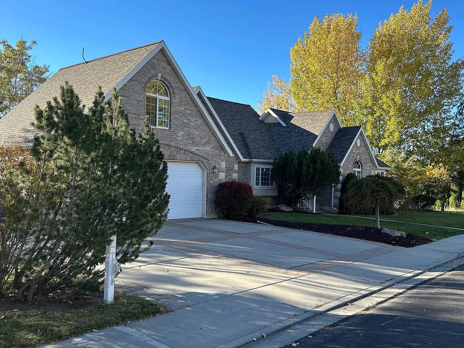 6 bed, 4.5 bath, 2902 sqft, $3,600 — Photo 3