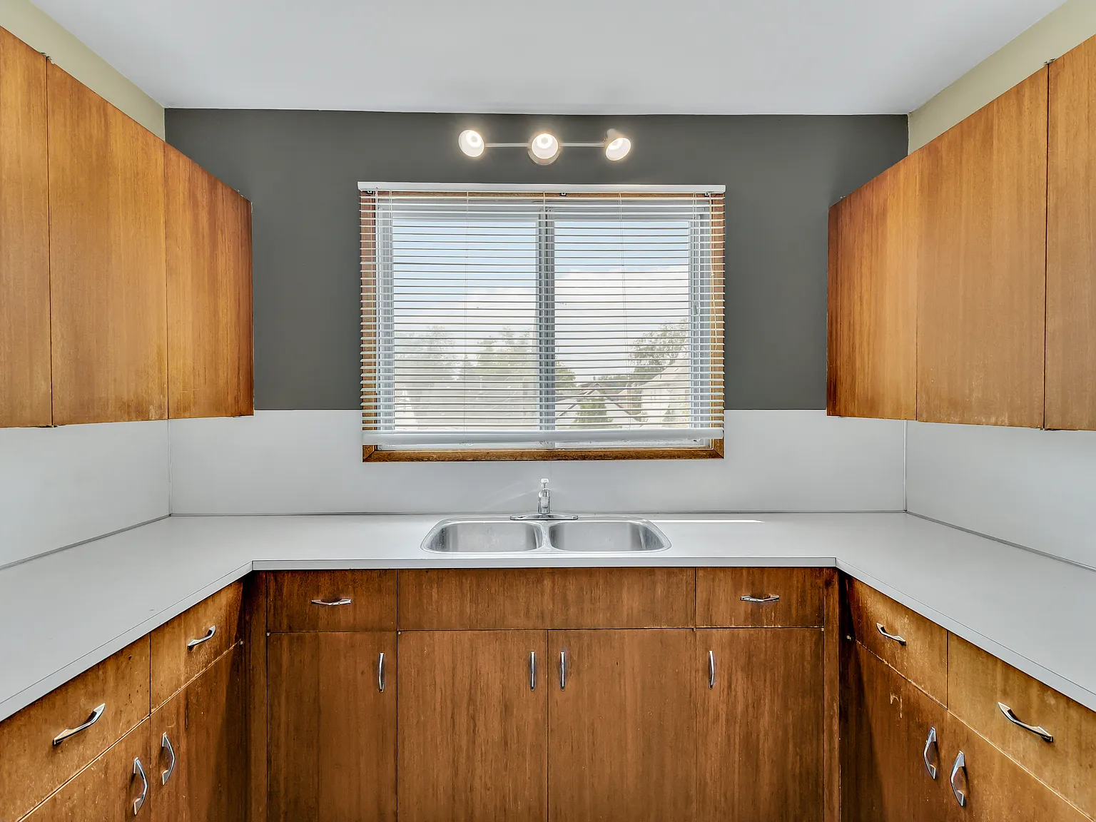 566 Cathedral Avenue - 566 — Photo 4