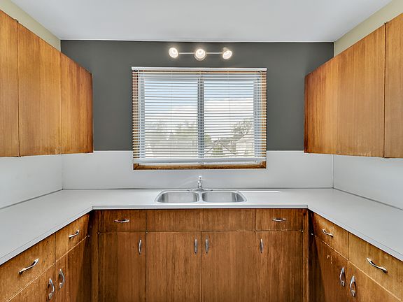 4th image of 566 Cathedral Ave