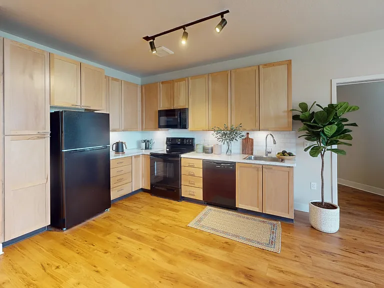5190 Broadway — Photo 32