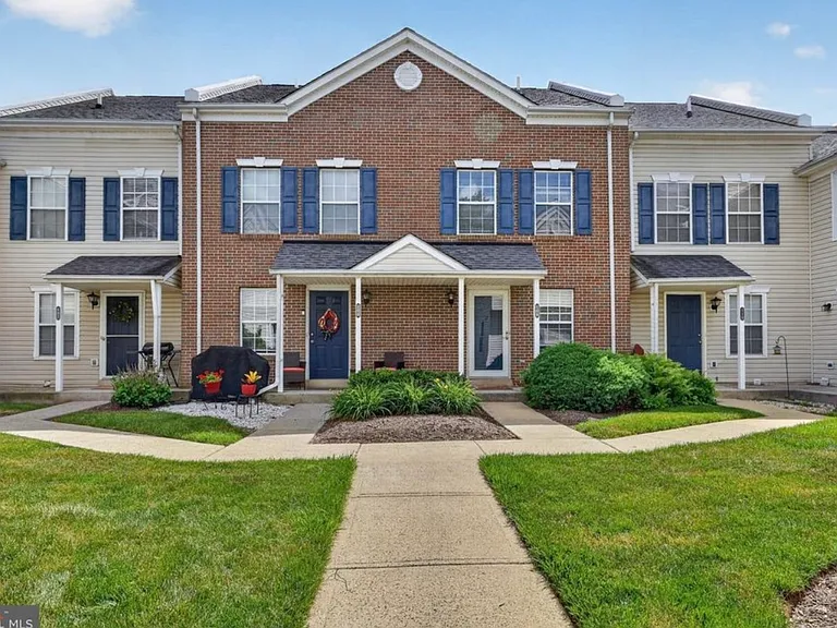 108 Durham Ct — Photo 1
