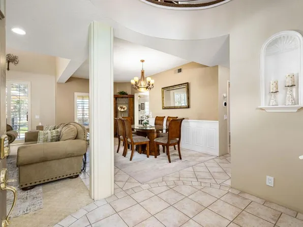 372 Muirfield Dr, Palm Desert, CA 92211