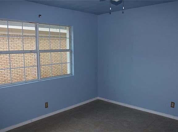 4th image of 3621 Venice Dr